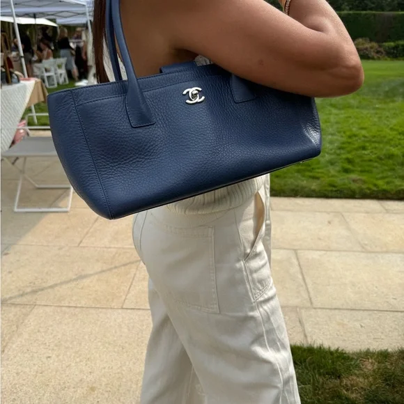 Elegant AUTHENTIC CHANEL Blue Leather Tote Bag - Picture 2 of 5